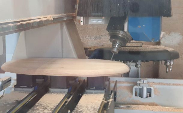 Usinage en 5 axes pour l'usinage d'un plateau bois 3D