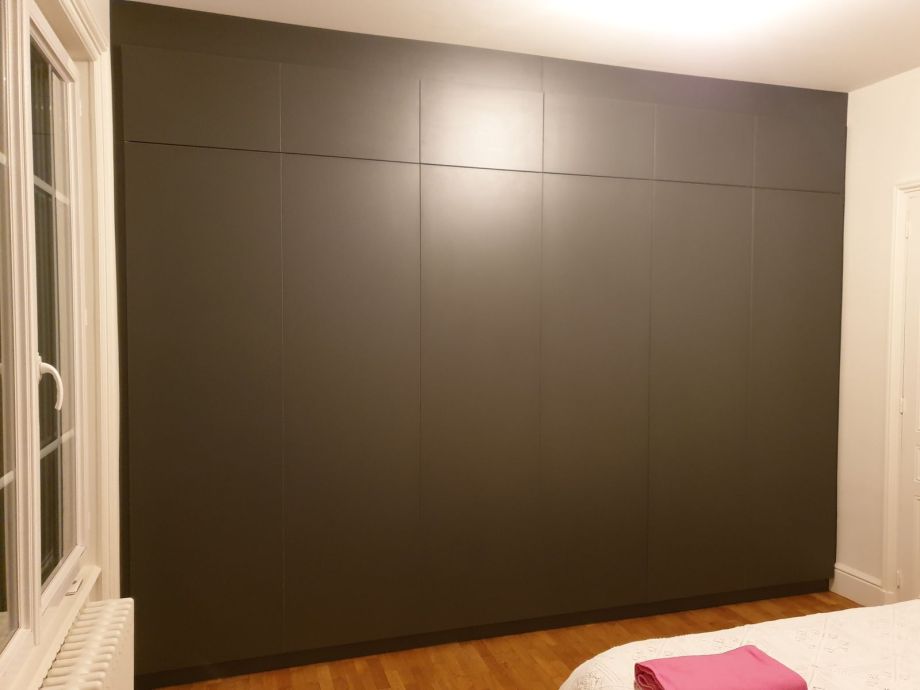 Aménagement de portes de placcard sans poignée